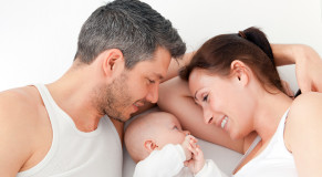 mit baby kuscheln